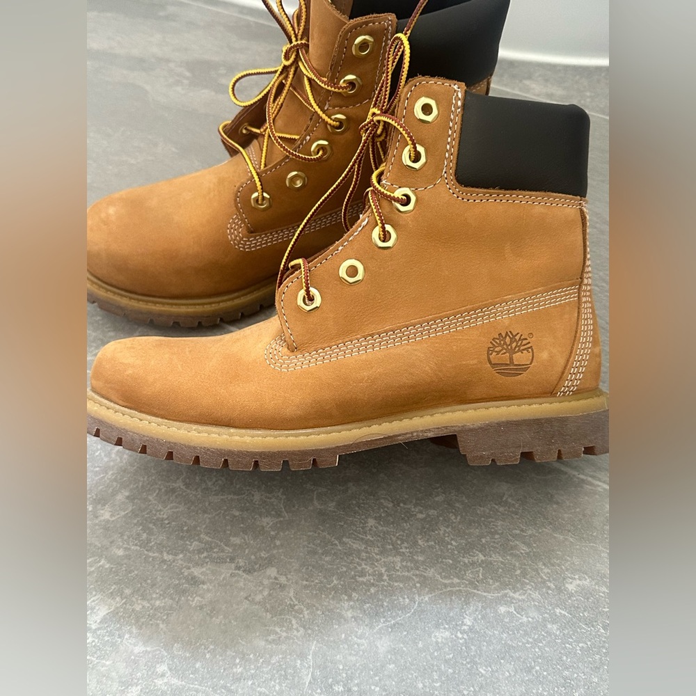 NWT Timberland Women’s premium 6 inch boots in Wheat Nubuck.